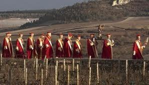 Procession av Bourgogneodlarnas ordensmn. Foto frn www.st-vincent-tournante.fr