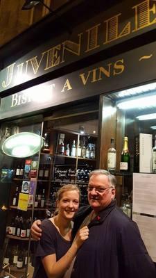 På bilden dottern Margaux, numera ägaren och fadern Tim Johnston, grundaren av restaurangen och vinbaren Juveniles på 47 Rue de Richelieu, 75001 Paris.